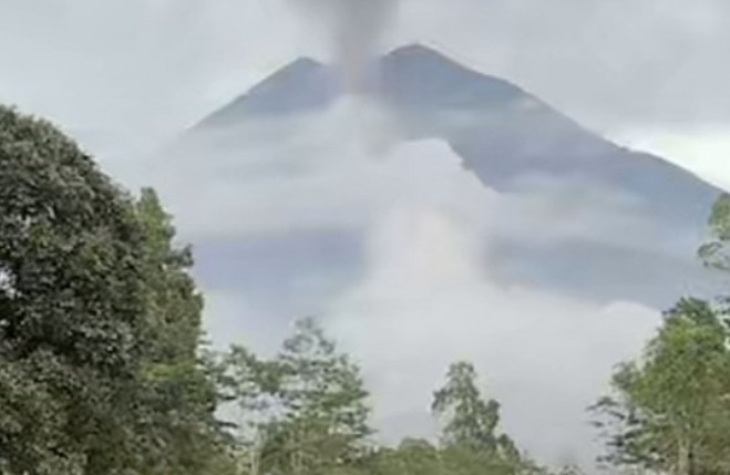 Gunung Semeru Menggeliat Lagi, Warga Diminta Jauhi Radius 13 Km